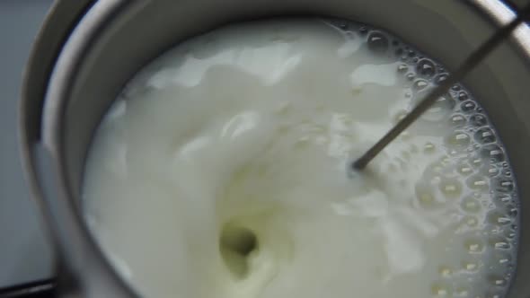 Making Milk Froth with Electric Milk Frothier