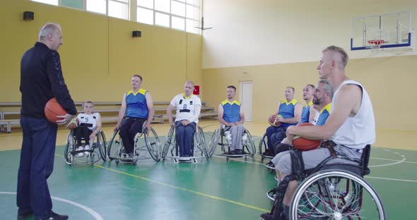 Selector I Explain New Tactics to Basketball Players in Wheelchairs Persons with Disabilities alt