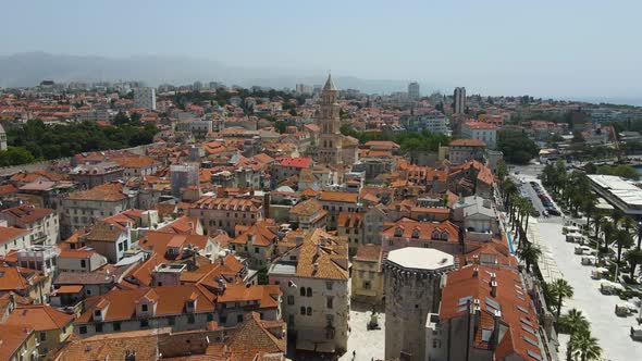 Tourists Visit The Saint Domnius Cathedral And Vestibul In Diocletian's Palace, Split, Croatia. - ae alt