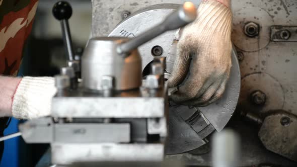 The Turner Measures the Part By Means of a Caliper, Then Makes a Test Installation of the Bearing in alt