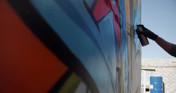 Graffiti artist painting with aerosol spray 4k alt