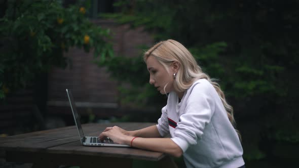 the Girl Felt a Pain in the Neck While Working on a Laptop alt