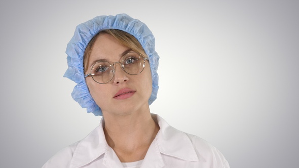 Medical doctor woman going on gradient background alt
