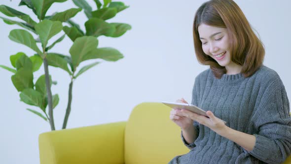 nline shopping ideas concept beautiful asian woman enjoy choose and pick product from smartphone alt