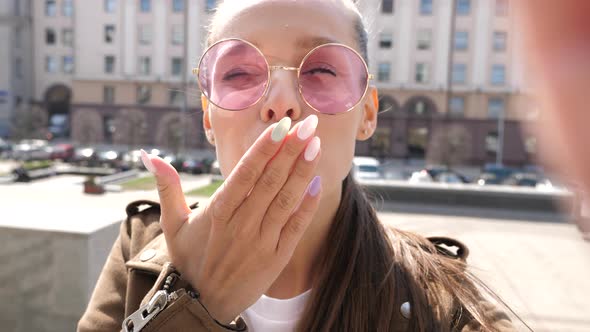 Beautiful smiling brunette model dressed in summer hipster jacket and jeans alt