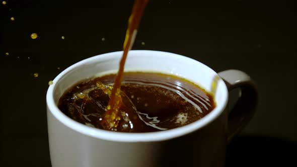 Pouring coffee into cup, Ultra Slow Motion alt