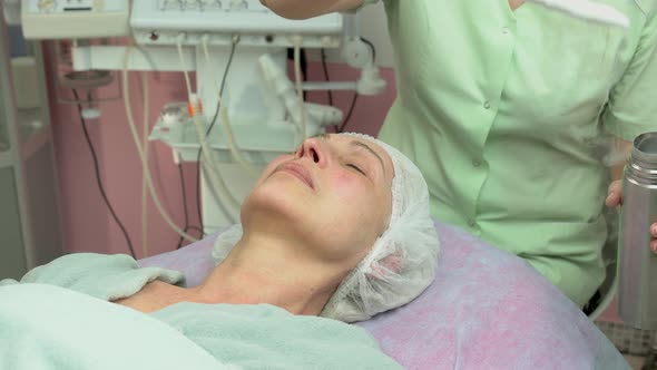 Face Cryomassage Mature Female alt