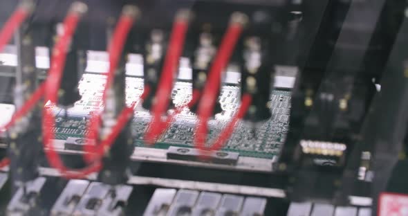 Surface Mount Technology SMT Machine places elements on circuit boards alt