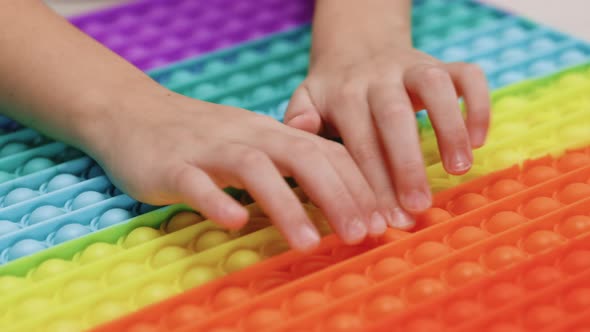 Fingers Children Presses Bubbles on Children's Popular Anti-stress Toy Pop It