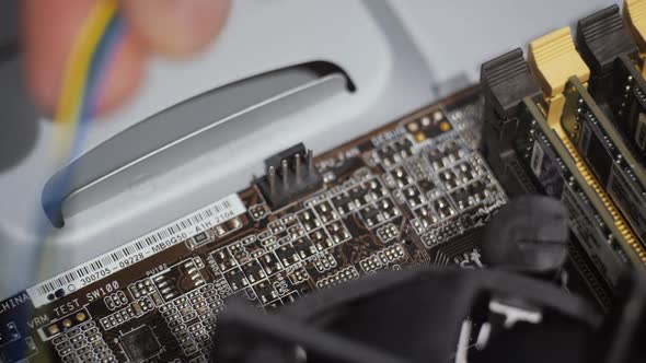 Maintenance the Plug to the Motherboard alt