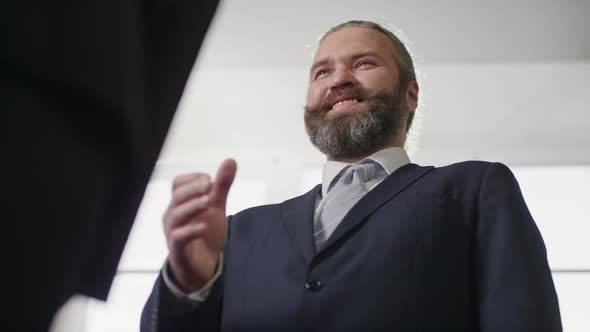 Making New Business Agreement alt