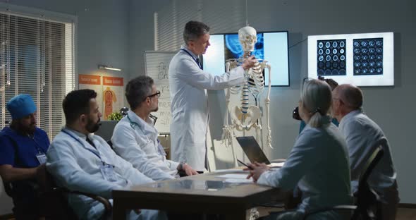 Doctor Explaining Diagnosis To His Colleagues alt