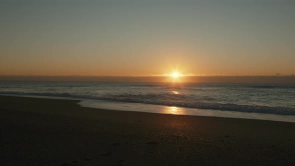 Relaxing View of the Ocean at Sunrise alt
