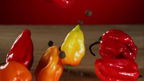 Peppers falling bouncing in ultra slow mo 1500fps - reflect surface - BOUNCING PEPPERS PHANTOM  alt