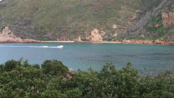 A beautiful summers day overlooking the Knysna HEads from a viewpoint with boats coming in and out o alt