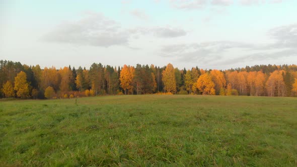 Ruskeala Mountain Park in Karelia in Autumn alt