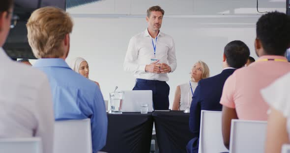 Speaker addressing the audience at a business conference alt