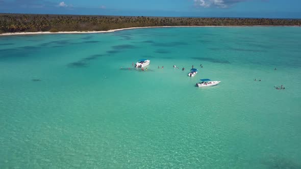 4k 24fps Caribbean Natural Pool With Boats In The Middle Of The Water 1 alt