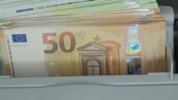 Counting Euro Banknotes an Electronic Money Counter alt