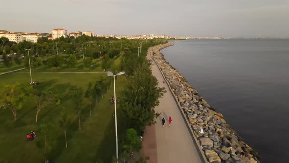 Seashore after Coronavirus in Istanbul alt