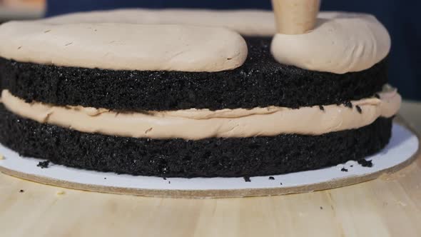 Apply Cream on a Round Cake By Squeezing Out of the Bag and Ironing with a Knife alt