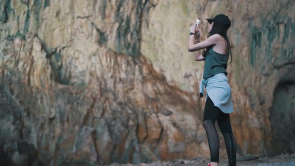 Traveler Girl Make Photos, Exploration a Devetashka Cave Near Lovech alt
