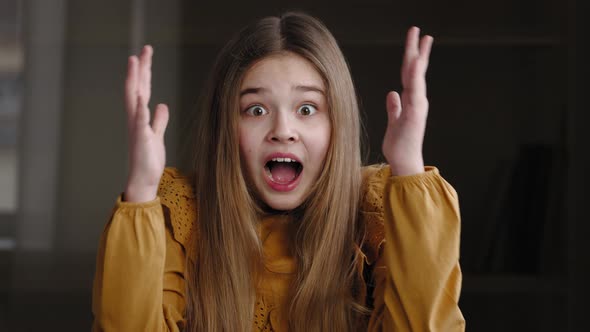Portrait of Shocked Frustrated Frightened Afraid Girl Teenager Schoolchild Opens His Mouth in alt