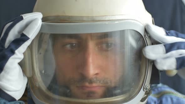 Astronaut Close His Helmet alt