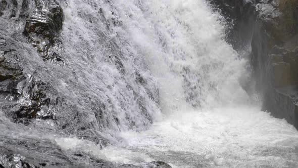 Bottom Waterfall Cu Slomo