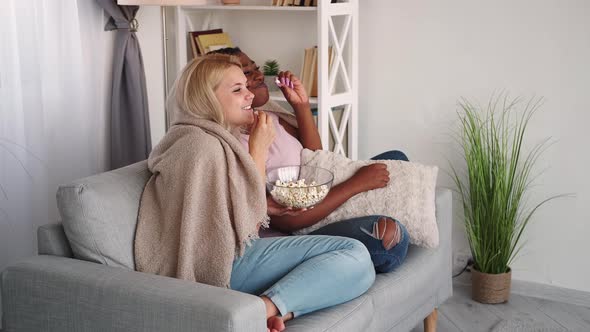 Friends Home Leisure Comedy Show Girls Watching Tv alt