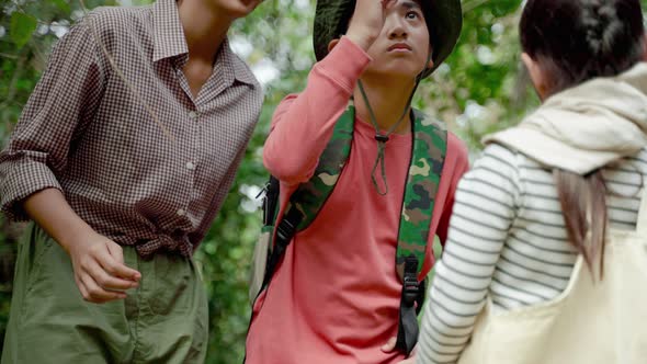 Asian female teachers are taking students on a nature trail to study nature from real places alt