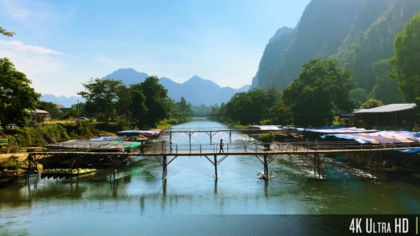 4K People Walking Across a Bamboo Bridge in the Mountainous Countryside of Vang Vieng, Laos alt