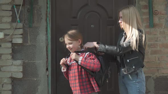 The Older Sister Sends a Girl a Primary School Student to School alt