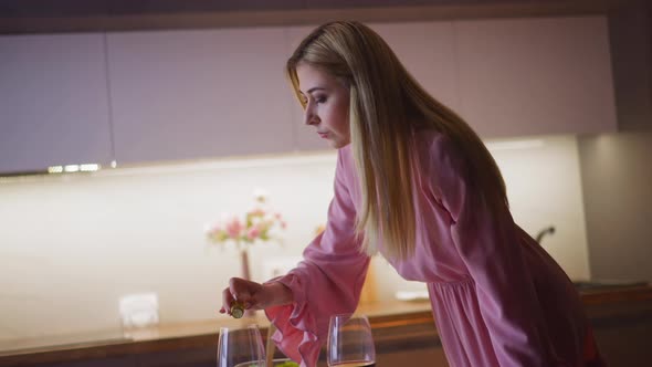 Blonde Woman Adds Venom Into Wine of Hated Boyfriend alt