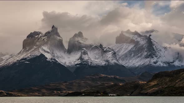 Sunset Over the Lake Pehoe alt