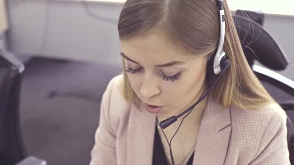 Operator of Call Center alt