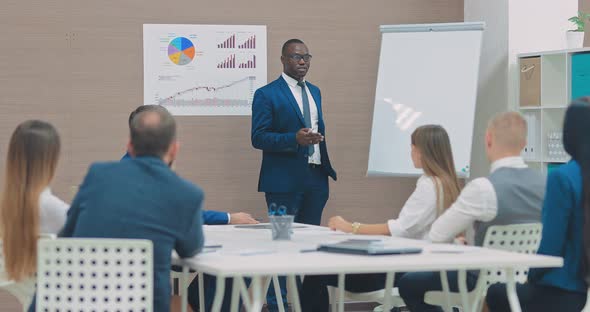 Darkskinned Employee Talks About the Norwegian Project of the Company Explains to Partners the New alt