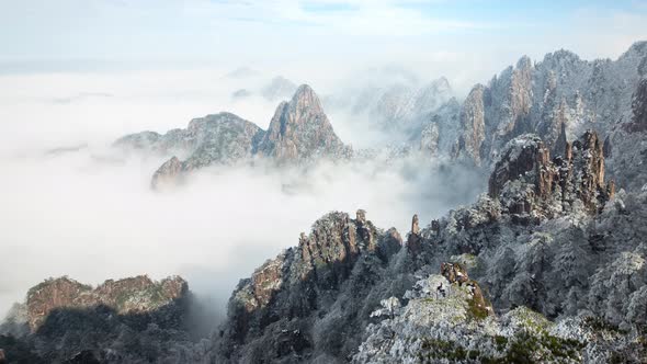Time lapse fog surrounding the Yellow Mountains (Huangshan) in China alt