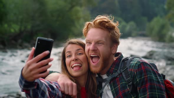 Couple Taking Selfie on Smartphone alt
