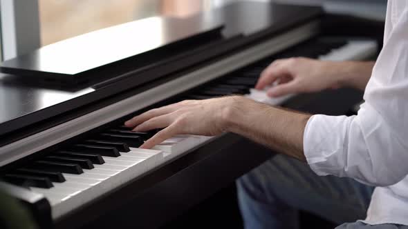 In piano lessons for adults, a pianist plays a melody on the piano. alt