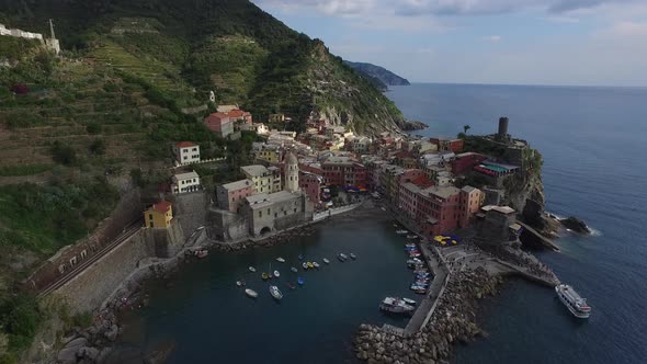 Aerial view of Vernazza, Cinque Terre alt