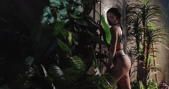 Sexy Woman with Beautiful Buttocks Takes a Tropical Shower alt
