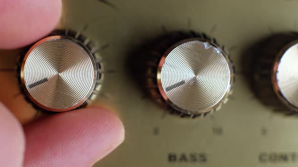 Adjustment the Volume Balance of the Amplifier