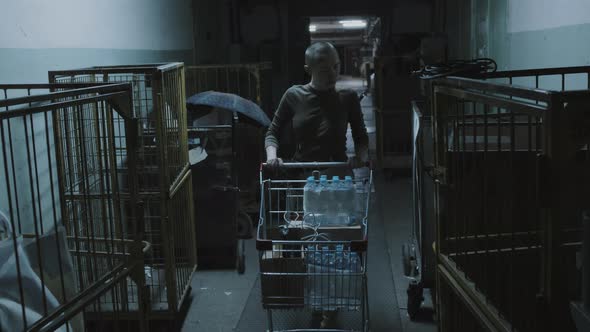 Survivor Looting in Old Warehouse alt