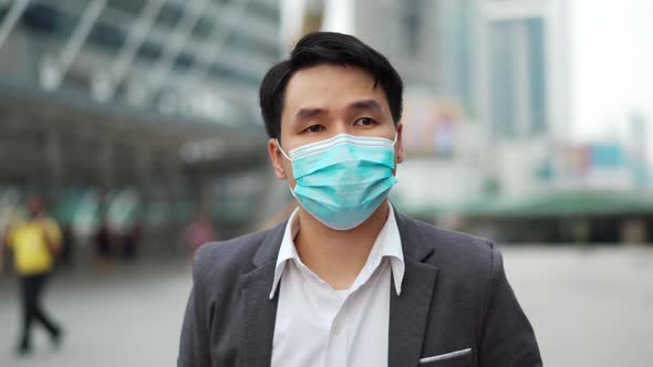 business man with medical mask during coronavirus (covid-19) pandemic in the city