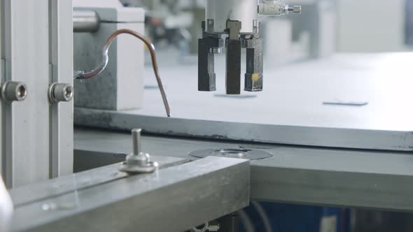 Advanced robotic machine manufacturing parts in an automated assembly line alt