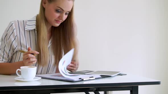 Blonde Business Woman Working at Modern Office alt