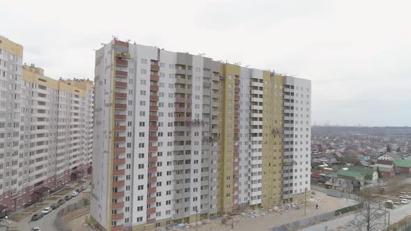 Builders in facade lift Insulation and plastering of the multi-storey house 17 alt