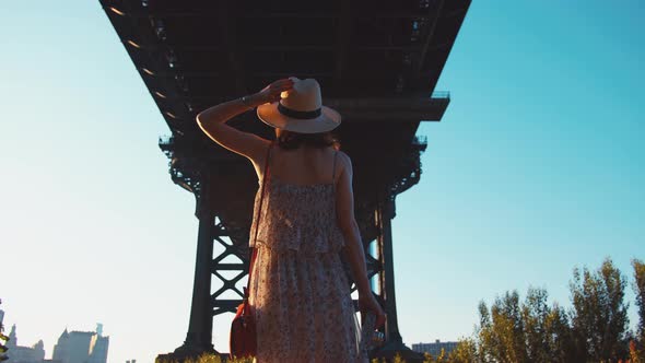Young woman at the bridge in New York alt
