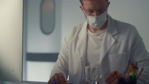 Professional Surgeon Working Clinic Close Up alt